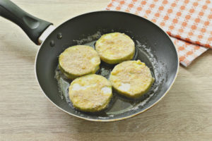 Come friggere deliziosamente le zucchine in padella