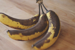 Este posibil să mâncați banane înnegrite