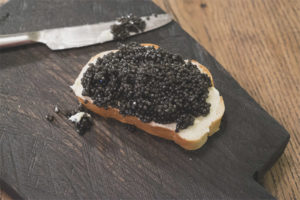 Wie man schwarzen Kaviar isst